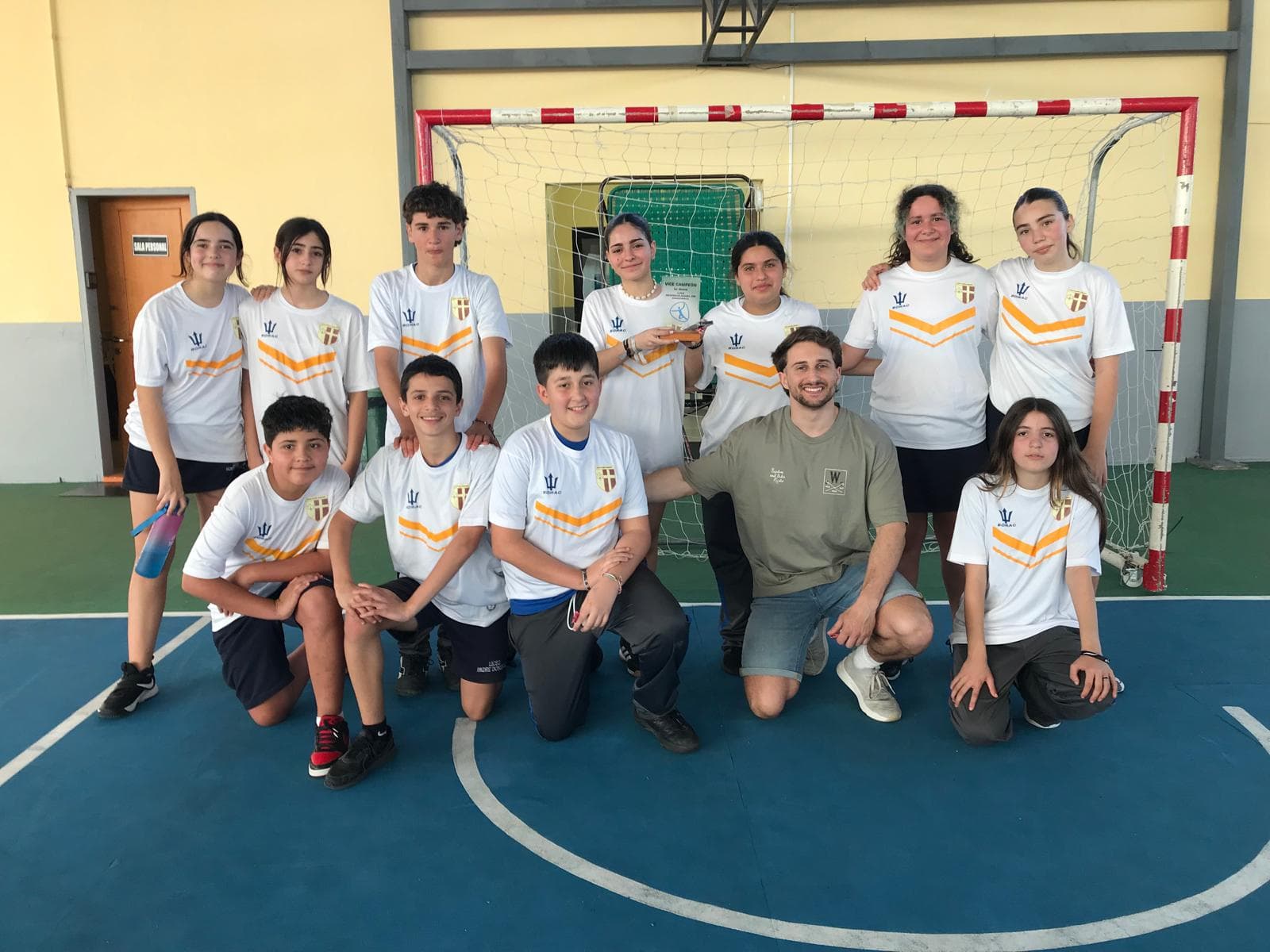 Imagen de alumnos del Liceo Padre Domingo en una competicion deportiva